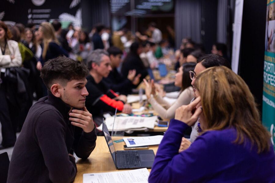 Conversaciones entre empresas y alumni en el Hiring Day