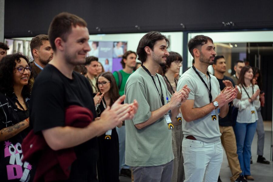 Alumni aplaudiendo durante la presentación