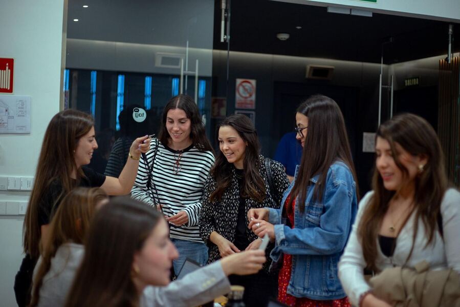 Alumnas recogiendo sus acreditaciones