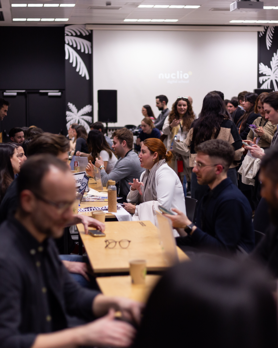 Empresas y alumni en las mesas de speed dating